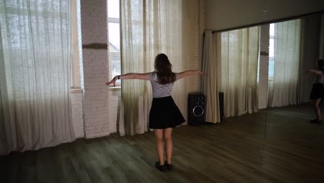 Adolescente-Divirtiéndose-Bailando-Sola-En-El-Estudio-A-Cámara-Lenta