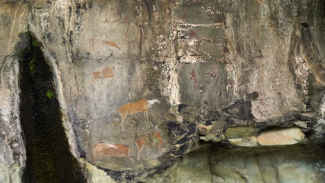 Antiguas-Pinturas-Rupestres-De-San-En-Una-Cueva-En-Las-Montañas-Drakensberg-En-Sudáfrica