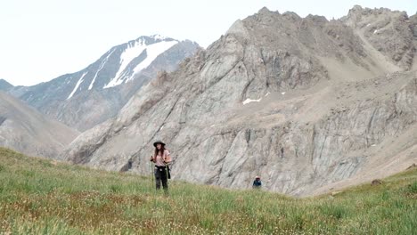 Menschen-Wandern-Und-Trekken-Durch-Die-Berge-Der-Osch-Region-In-Kirgisistan