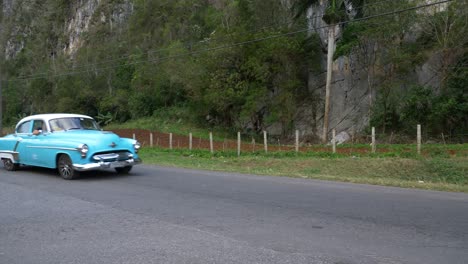 Altes-Hellblaues-Amerikanisches-Auto,-Das-An-Palenque-Vorbeifährt