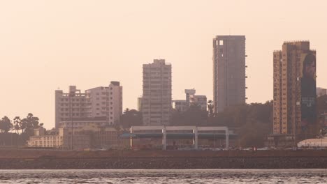 Zeitraffer-Eines-Großen-Modernen-Bürogebäudes-Mit-Meerblick-In-Mumbai