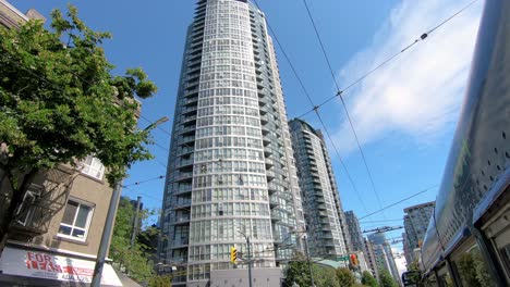 Edificio-Urbano-Y-Masivo-Junto-Al-Puente-En-La-Ciudad-De-Seattle-En-Estados-Unidos