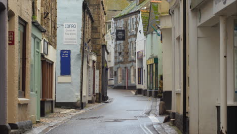 Vista-De-Las-Tiendas-De-La-Calle-Mevagissey-Cerradas-Y-Sin-Turistas-En-Cornwall,-Inglaterra
