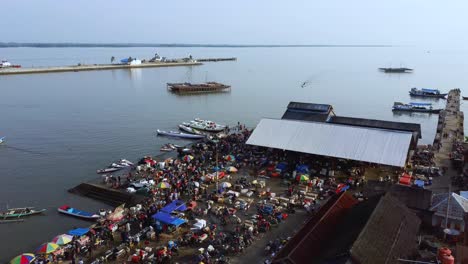 Palopo,-Sulawesi-11-11-2019:-Traditional-Fish-Market-at-Palopo-City-Full-of-small-wood-boat,-Indonesia,-Pelelangan-Ikan-Kota-Palopo