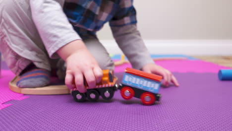 Kleinkind-Junge-Spielt-Mit-Einer-Hölzernen-Spielzeugeisenbahn-In-Seinem-Spielzimmer