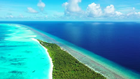 Tropische-Insel-Mit-Kokospalmen-Und-Türkisfarbenem-Karibischem-Meer,-Weißen-Sandstränden-Und-Korallenriffen