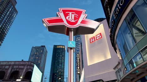 Primer-Plano-De-La-Señal-De-Metro-Ttc-En-El-Centro-De-Toronto