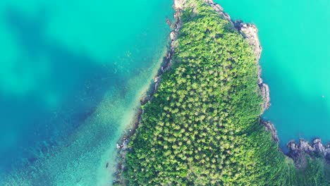 Paradiesische-Tropische-Insel-Mit-Grüner-Vegetation-Und-Wunderschöner-Küste-Des-Kaps,-Umgeben-Von-Einer-Türkisfarbenen,-Ruhigen-Lagune-In-Thailand