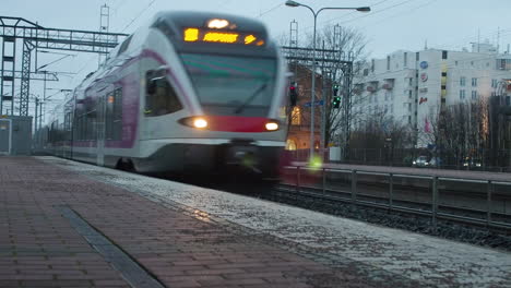 Der-Zug-Kommt-An-Einem-Bewölkten-Tag-Am-Leeren-Bahnhof-An
