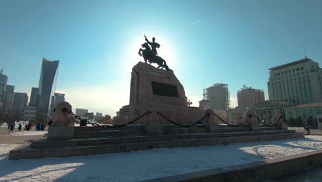 Damdin-Sukhbaatar-Statue-Mit-Sonnenlicht-Dahinter,-Das-Eine-Silhouette-Bildet