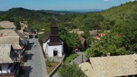 Drohne-Fliegt-Am-Nachmittag-über-Die-Historischen-Straßen-Von-Holloko,-Ungarn