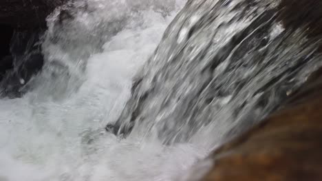 Fließender-Klarer-Flusswasserstrom