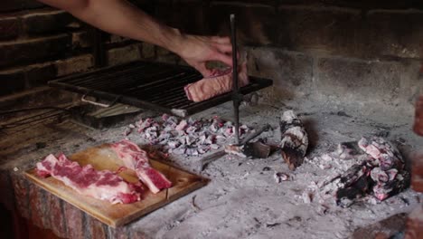 Statische-Aufnahme-Eines-Kochs,-Der-Fleisch-Auf-Argentinische-Art-Grillt