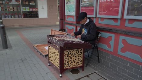 Ein-Alter-Straßenkünstler,-Der-In-Cabramatta-Ein-Yangqin-Oder-Chinesisches-Hackbrett-Spielt