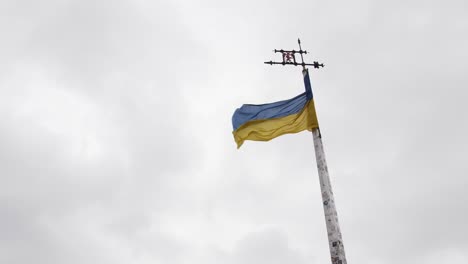 Die-Ukrainische-Flagge-Flattert-Im-Wind-Mit-Bewölktem-Himmel-Im-Hintergrund