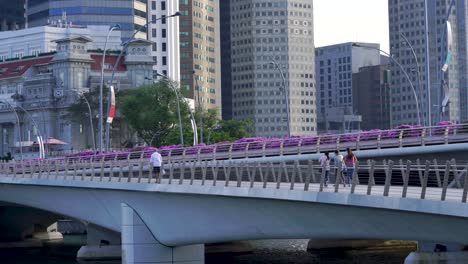 Menschen,-Die-Auf-Der-Esplanade-Bridge,-Singapur,-Spazieren
