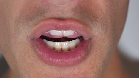 Weißer-Mund-Mit-Zähnen,-Extreme-Nahaufnahme,-Der-Nein-Sagt
