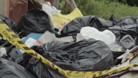 Illegale-Abfälle-Und-Müll,-Die-In-Der-Nähe-Auf-Dem-Land-Abgeladen-Werden