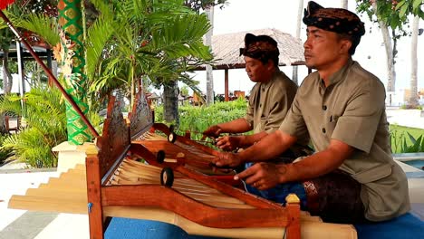 Gamelan-Spieler-Vom-Sasak-Stamm-In-Lombok,-Wenn-Er-Ein-Instrument-Spielt,-Lombok-Barat-Indonesien