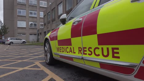 UK-NHS-emergency-rapid-response-medical-rescue-service-car-outside-hospital-slow-right-pan