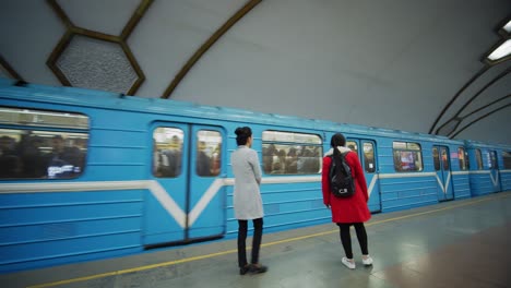 Ankunft-Des-Zuges-In-Der-U-Bahn-Von-Taschkent,-Usbekistan