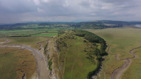 Luftaufnahme-Einer-Hügelformation-An-Der-Westküste-Englands,-An-Einem-Hellen-Tag
