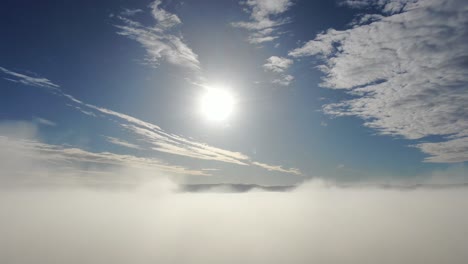 Luftflug-Mit-Einer-Drohne-über-Einer-Ununterbrochenen-Nebelschicht-An-Einem-Wunderschönen-Tag-Mit-Blauem-Himmel-Und-Gesprenkelten-Wolken
