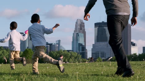 Kinder-Spielen-Im-Park-Mit-Der-Skyline-Von-Minneapolis-Im-Hintergrund