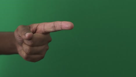 Linke-Hand-Eines-Britischen-Asiatischen-Mannes,-Der-Mit-Dem-Finger-Zeigt