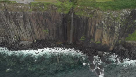 Parallaxen-Drohnenaufnahme,-Wasserfallmeer,-Das-Auf-Der-Insel-Skye-In-Schottland-Endet