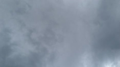 Vueltas-De-Tiempo-De-Nubes-Moviéndose-Lentamente-En-Un-Día-Muy-Nublado
