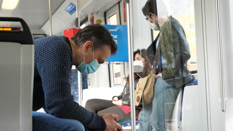 Menschen,-Die-In-öffentlichen-Verkehrsmitteln-Masken-Tragen-Und-Nase-Und-Mund-Bedecken
