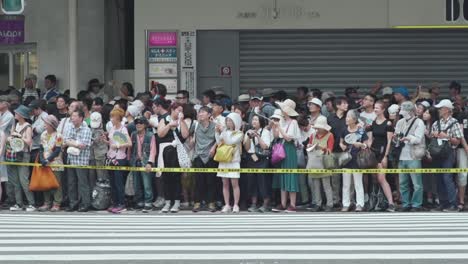 Menschenmenge-Wartet-Auf-Die-Parade-Während-Der-Yamaboko-Junko-Prozessionen-–-Parade-Des-Berühmten-Gion-Matsuri-Festivals-In-Kyoto,-Japan