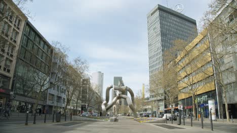 Tauentzienstraße-Berlin-Mit-Moderner-Skulptur-Neben-Dem-Einkaufsviertel