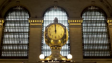 Grand-Central-Station-Clock,-mid-shot-with-windows-and-walkers