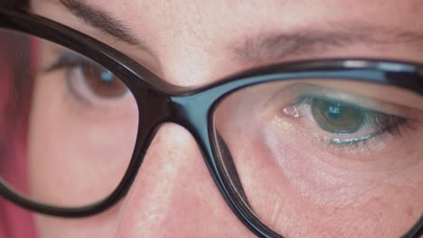 Glasses-close-up,-of-a-young-woman-concentrated-in-her-work