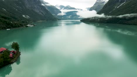 Increíble-Vista-Del-Lago-Turquesa-Loen-En-El-Oeste-De-Noruega