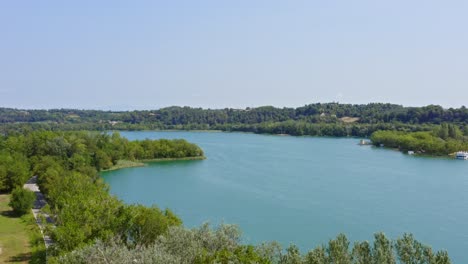Panorama-Luftaufnahme-Des-Atemberaubenden-Lake-Banyoles