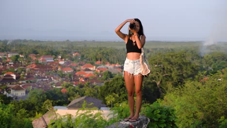 Chica-Fotógrafa-De-Viajes-Tomando-Fotos-Del-Paisaje-Al-Atardecer,-Bali