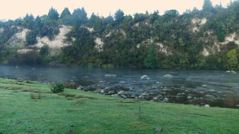 Früher-Morgen-Am-Fluss-Mit-Felsiger-Und-üppiger-Natur,-Schwenk-Nach-Rechts