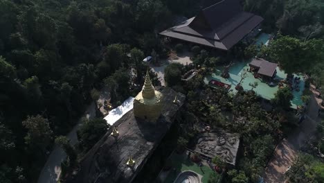 Luftaufnahmen-Von-Wat-Thum-Pha-Dan,-Dem-Fußabdruck-Buddhas,-Der-Touristenattraktion-In-Der-Provinz-Sakonnakorn,-Thailand