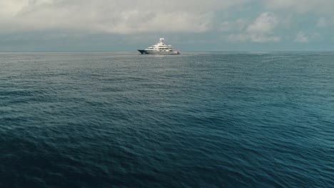 Superyacht-Im-Rahmen-Inmitten-Des-Offenen-Ozeans