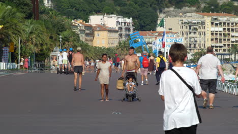 Menschen-Genießen-Einen-Schönen-Sommertag-Auf-Der-Promenade-Des-Anglais