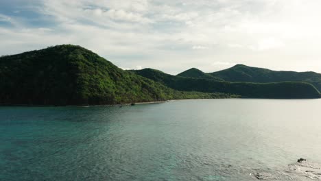 Perfektes-Morgenlicht-Trifft-Auf-Die-üppigen-Grünen-Hügel-Der-Naviti-Insel-In-Yasawas,-Fidschi