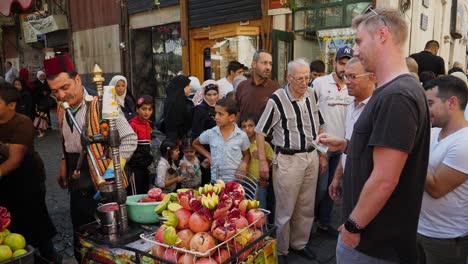 Mann-Benutzt-Saftpresse,-Um-Saft-Aus-Den-Früchten-Zu-Extrahieren,-Die-Er-Auf-Dem-Basar-In-Damaskus-Verkaufen-Wird