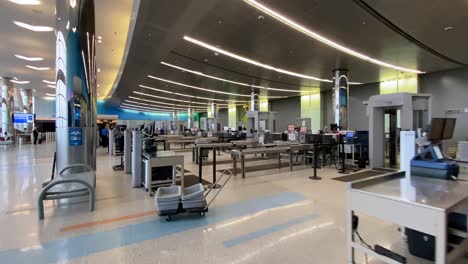 Puesto-De-Control-De-Seguridad-Vacío-De-La-Tsa-En-El-Aeropuerto-Internacional-Logan-De-Boston-Durante-La-Pandemia-Del-Coronavirus