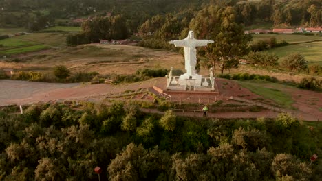 4k-Luftaufnahme-Tagsüber-Vor-Sonnenuntergang-über-Der-Bekannten-Cristo-Blanco-Statue-In-Der-Stadt-Cusco,-Peru