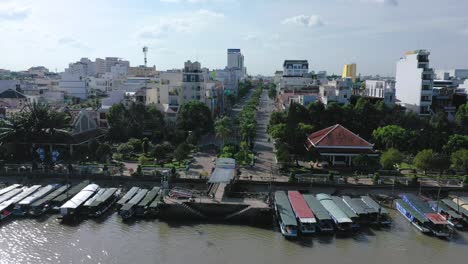 La-Ciudad-De-Can-Tho,-Vietnam-Que-Incluye-Barcos,-Río-Y-Arquitectura-De-Drones-En-Una-Tarde-Soleada