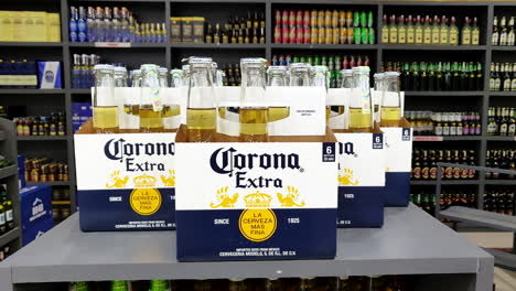 Cerveza-Corona-Extra-Puesta-En-Exhibición-En-La-Sección-De-Licores-De-Una-Tienda-De-Comestibles-De-Supermercado