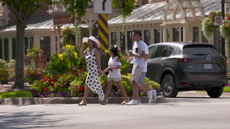 Tourists-walking-in-the-charming-small-town-of-Niagara-on-the-Lake,-Ontario